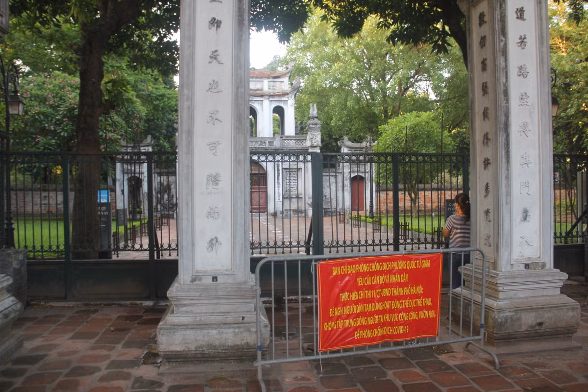 Trong bối cảnh dịch COVID-19 đang diễn biến phức tạp, TP Hà Nội không cho phép tụ tập đông người nơi công cộng; để đảm bảo tốt công tác phòng dịch, chính quyền địa phương đã cử lực lượng dân phòng, cảnh sát khu vực ứng trực tại Văn Miếu-Quốc Tử Giám để tuyên truyền nhắc nhở người dân không tụ tập đông người.