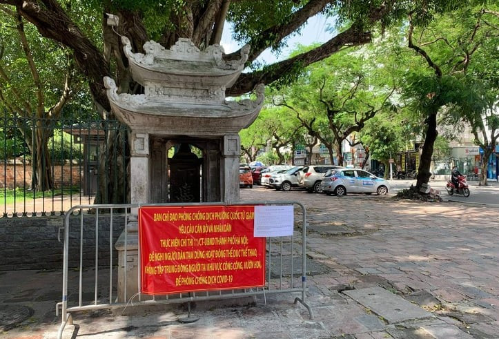 Các lễ vật được dâng lên để khấn vái cũng không còn xuất hiện tại hai tấm bia này.