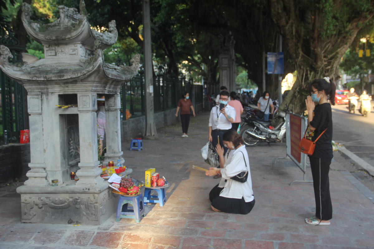Thậm chí, nhiều người còn thắp hương, vái lạy trước hai tấm bia Hạ Mã mà không hiểu ý nghĩa của tấm bia. Lãnh đạo Văn Miếu cũng đã khuyến cáo bia Hạ Mã không phải là nơi thờ cúng, dâng lễ.