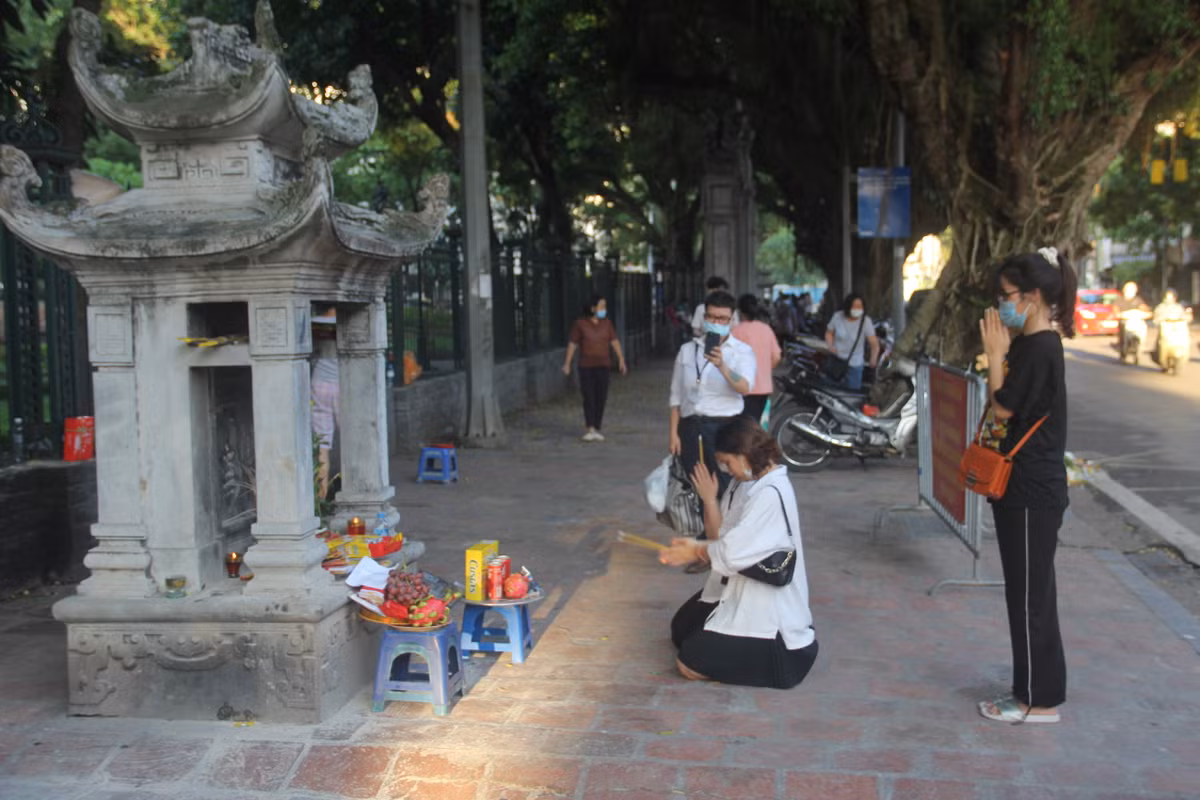Thậm chí, nhiều người còn thắp hương, vái lạy trước hai tấm bia Hạ Mã mà không hiểu ý nghĩa của tấm bia. Lãnh đạo Văn Miếu cũng đã khuyến cáo bia Hạ Mã không phải là nơi thờ cúng, dâng lễ.
