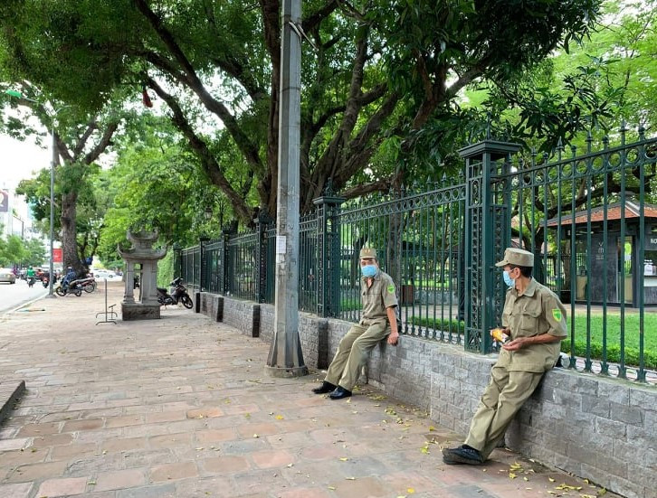Chính quyền địa phương cho biết, những ngày qua, có đông phụ huynh và học sinh đến đây để vái vọng cầu may, hy vọng cho việc thi cử suôn sẻ. 