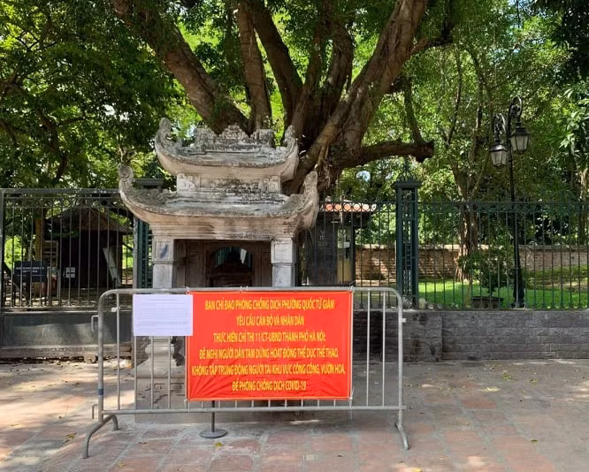 Tại các tấm bia Hạ Mã, rào chắn được dựng lên kèm thông báo về công tác phòng chống dịch bệnh COVID-19.