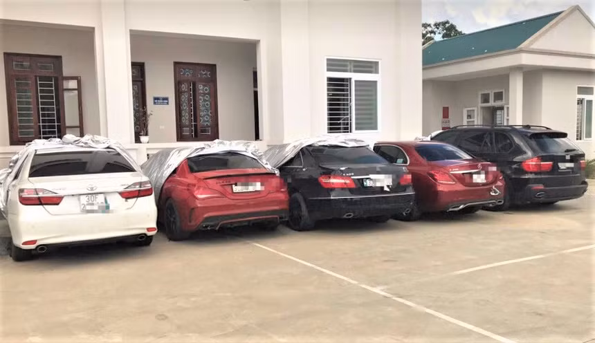 Triet pha duong day lam gia hon 500 bo giay to o to hang sang