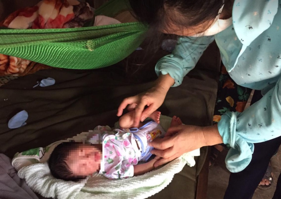  Bé trai sơ sinh bị bỏ rơi trong vườn nhà dân: Ông Trương Quang Hiền (54 tuổi, trú thôn Bắc Thượng, xã Thạch Đài) phát hiện bé trai khoảng một tuần trong trang trại chăn nuôi của gia đình. Bé được quấn trong chiếc chăn mỏng cùng giỏ nhựa một ít đồ dùng, bình sữa. Ông Hiền bế bé về nhà tắm rửa, sau đó trình báo lên chính quyền địa phương.