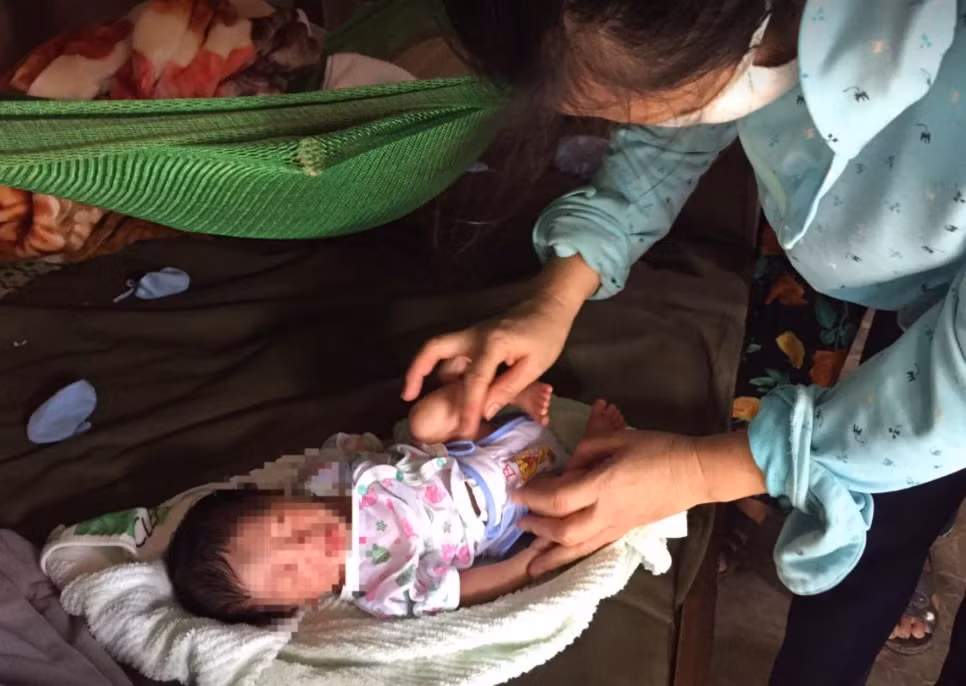  Bé trai sơ sinh bị bỏ rơi trong vườn nhà dân: Ông Trương Quang Hiền (54 tuổi, trú thôn Bắc Thượng, xã Thạch Đài) phát hiện bé trai khoảng một tuần trong trang trại chăn nuôi của gia đình. Bé được quấn trong chiếc chăn mỏng cùng giỏ nhựa một ít đồ dùng, bình sữa. Ông Hiền bế bé về nhà tắm rửa, sau đó trình báo lên chính quyền địa phương.