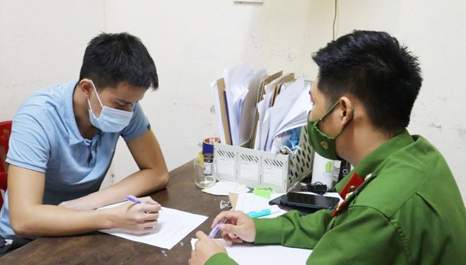  Đang hóng gió trước nhà bất ngờ bị đạn bắn vào trán: Anh C.V.H. (trú huyện Hưng Nguyên, Nghệ An) đang hóng mát trước cổng nhà bất ngờ ngã ngửa khi bị một viên đạn bắn trúng vào phía trán bên trái. Rất may lực bắn không mạnh nên anh H. chỉ bị thương. Hiện Công an đang điều tra nguyên nhân vụ việc. 