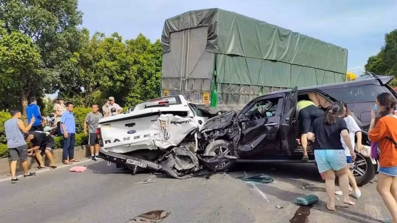 Hien truong vu TNGT lien hoan giua 9 xe o to tren QL1A-Hinh-6