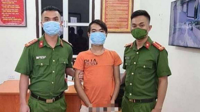 Doi tuong tron truy na bi bat giu tai chot kiem dich Ha Noi