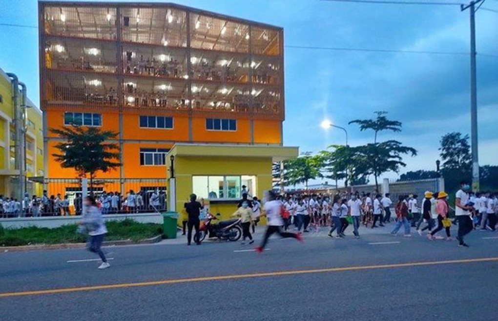 Cong nhan Binh Duong bo chay vi so COVID-19: Duong tinh co bi xu ly?