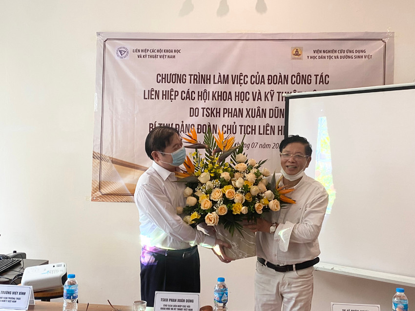 Chu tich Phan Xuan Dung lam viec voi Vien nghien cuu ung dung y hoc dan toc & Duong sinh Viet-Hinh-2