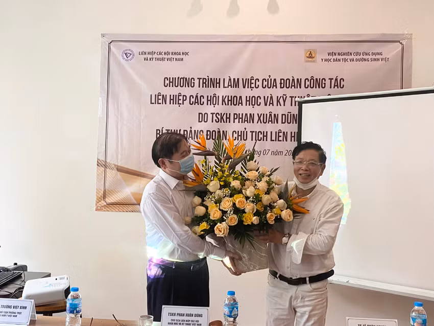 Chu tich Phan Xuan Dung lam viec voi Vien nghien cuu ung dung y hoc dan toc & Duong sinh Viet-Hinh-2
