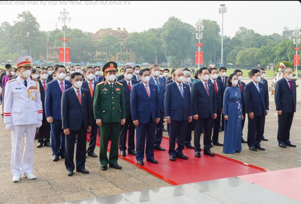 Chủ tịch nước Nguyễn Xuân Phúc, Thủ tướng Chính phủ Phạm Minh Chính, Chủ tịch Quốc hội Vương Đình Huệ và các đại biểu Quốc hội tưởng nhớ Chủ tịch Hồ Chí Minh.