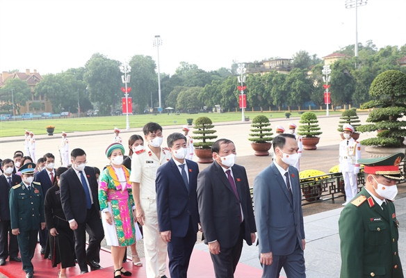 Các đại biểu Quốc hội vào Lăng viếng Chủ tịch Hồ Chí Minh.