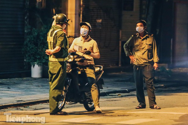 Xuyen dem kiem tra ly do nguoi dan Thu do ra duong