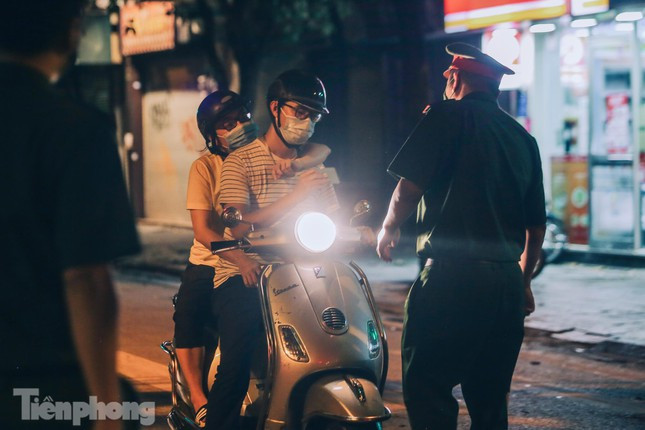 Xuyen dem kiem tra ly do nguoi dan Thu do ra duong-Hinh-4