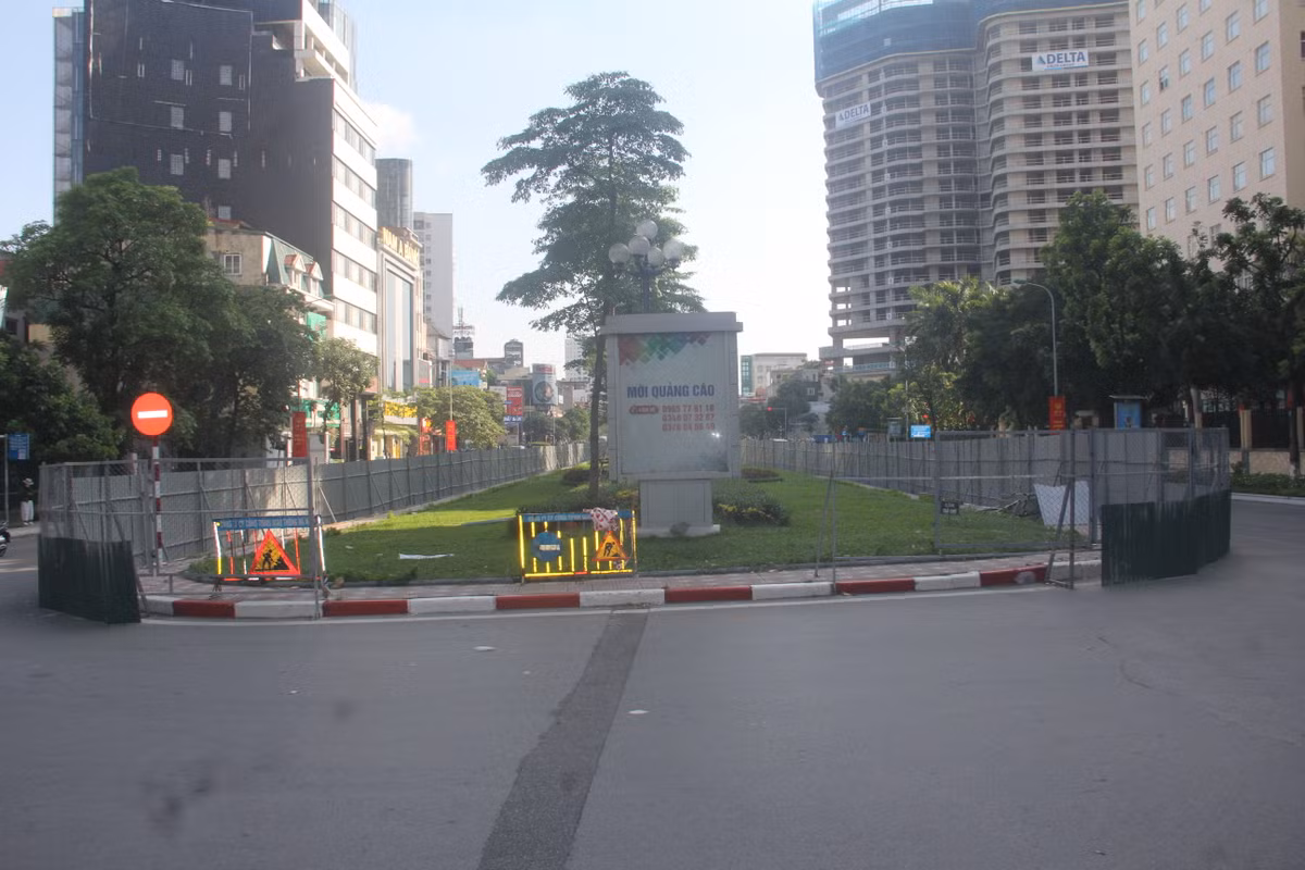 Hiện nay đơn vị thi cổng mở rộng mặt đường đã tiến hành lập rào chắn dải phân cách để chuẩn bị thi công, mở rộng mặt đường.