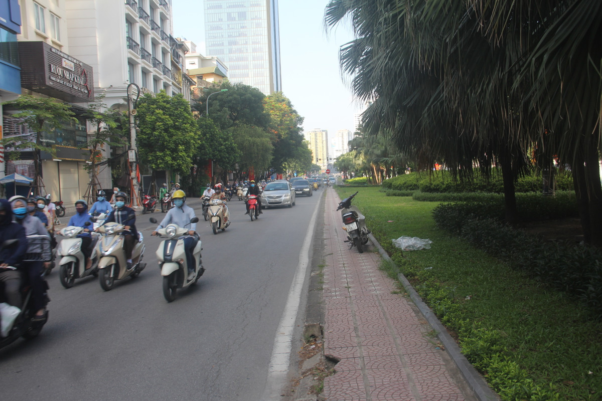 Nhưng hiện nay tuyến đường này đã có dấu hiệu xuống cấp, nhiều đoạn vỉa hè gạch vỡ vụn.