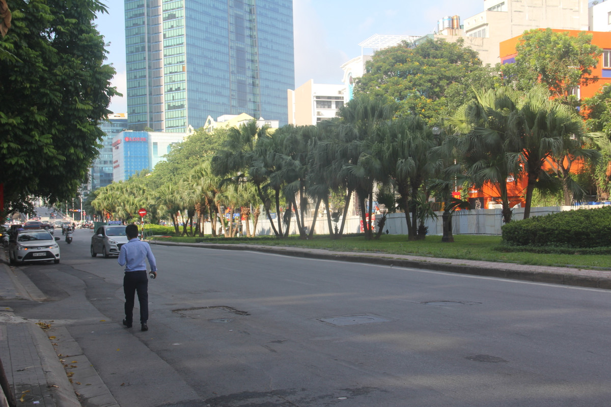 Mặt đường cũng xuất hiện nhiều vết nứt, nắp cống, hố ga thi công không đồng bộ, gồ gề... gây mất thẩm mỹ và an toàn giao thông.