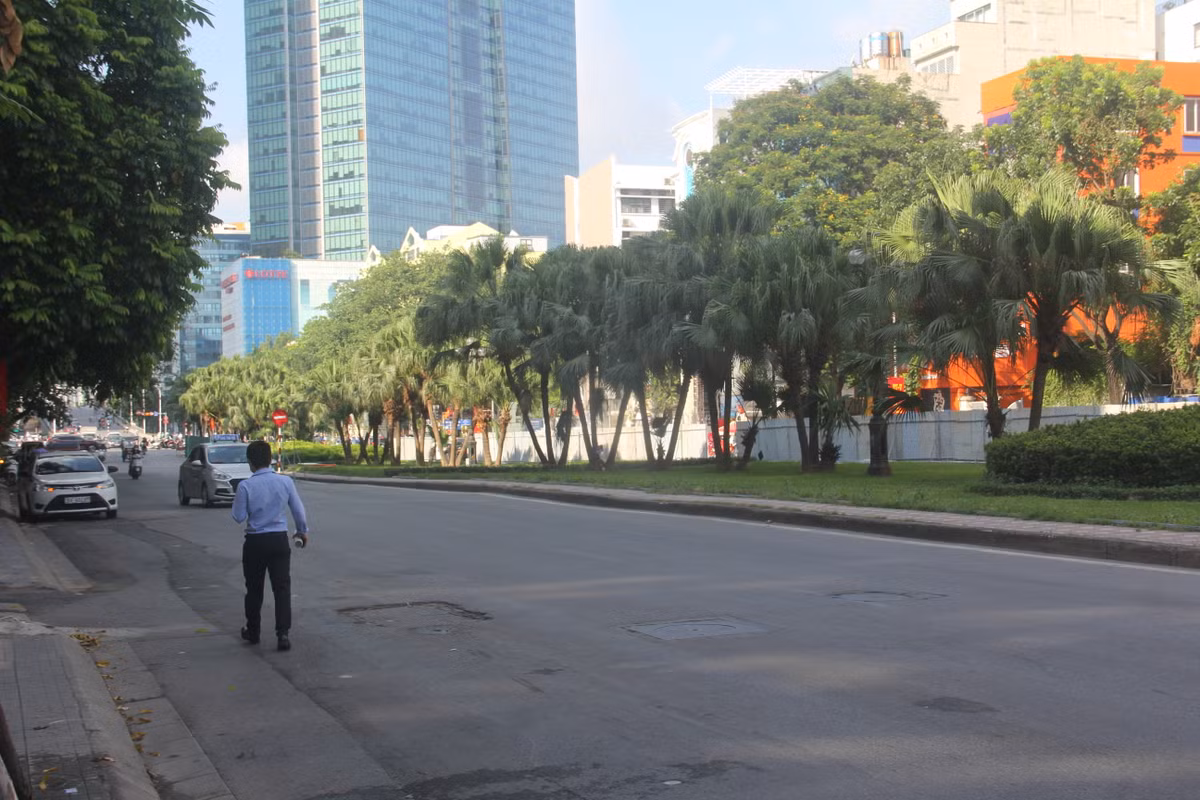 Mặt đường cũng xuất hiện nhiều vết nứt, nắp cống, hố ga thi công không đồng bộ, gồ gề... gây mất thẩm mỹ và an toàn giao thông.