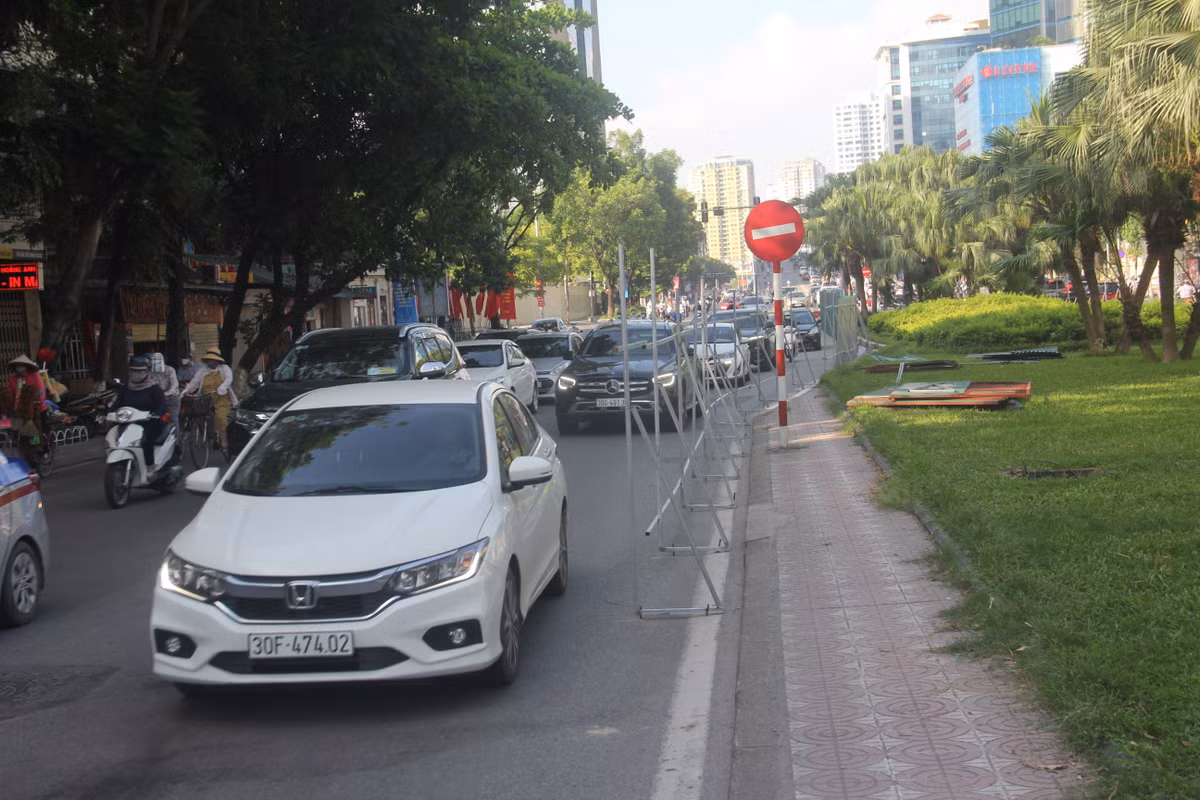 Rào chắn được dựng dang dở, nhiều vật liệu xây dựng vứt lung tung trên dải phân cách.