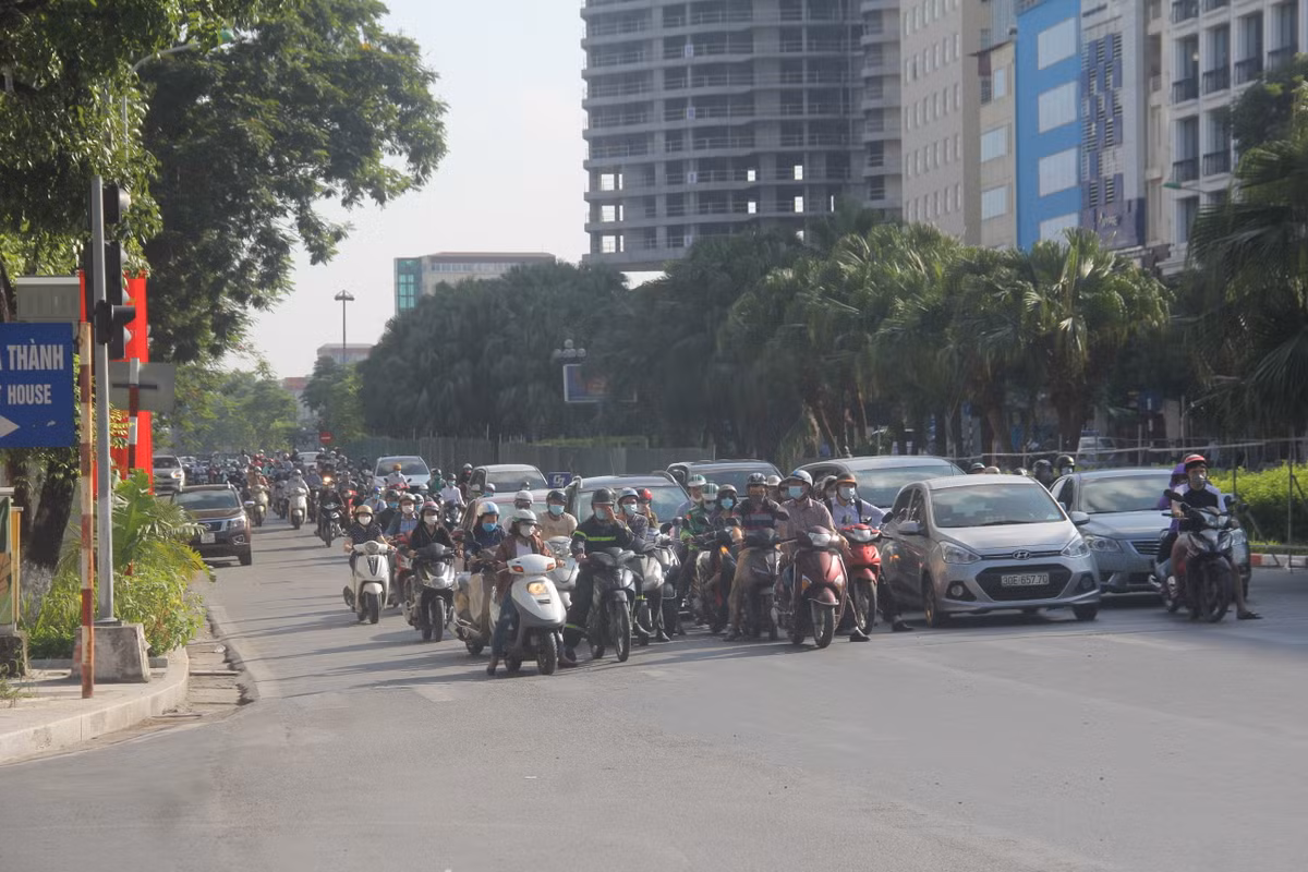 Nhất là vào các khung giờ cao điểm, lượng phương tiện tham gia giao thông tăng cao, thường xuyên gây ách tắc giao thông.