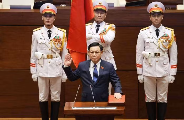 Chu tich Quoc hoi Vuong Dinh Hue tuyen the nham chuc