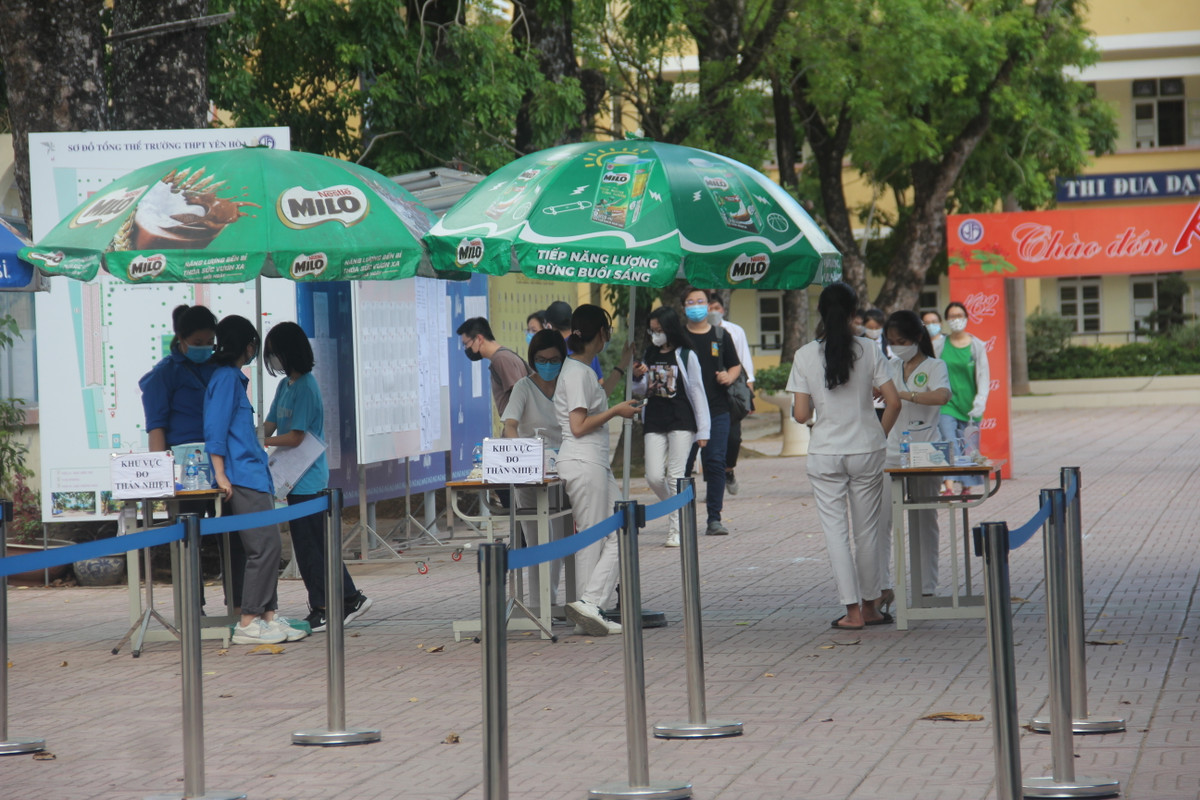 Ghi nhận của PV Báo Tri thức và Cuộc sống, tại Trường THPT Yên Hòa (Cầu Giấy), đội ngũ y tế túc trực tại trường để thực hiện công tác phòng, chống dịch bệnh COVID-19.