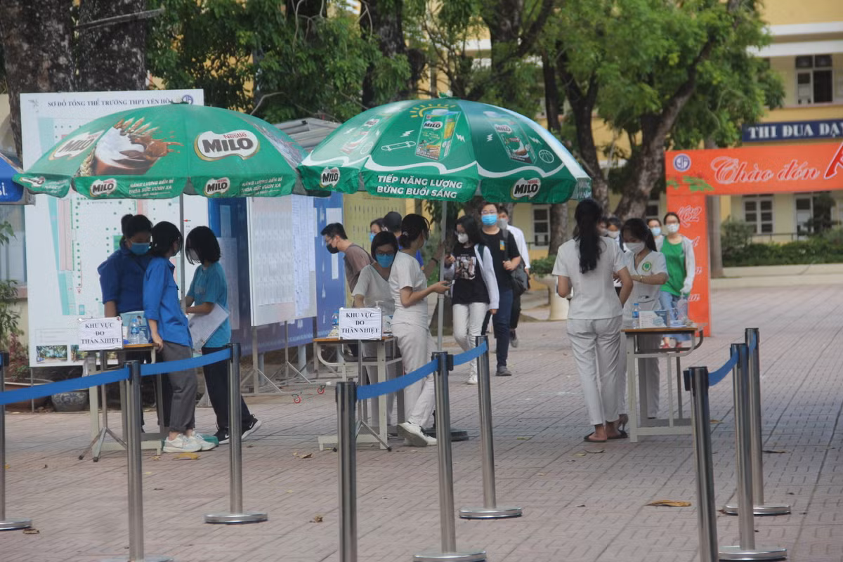 Ghi nhận của PV Báo Tri thức và Cuộc sống, tại Trường THPT Yên Hòa (Cầu Giấy), đội ngũ y tế túc trực tại trường để thực hiện công tác phòng, chống dịch bệnh COVID-19.