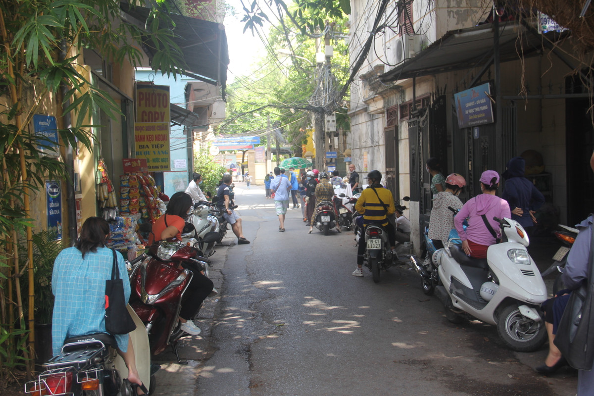 Phụ huynh chịu nắng nóng, xếp hàng dài chờ con em mình đăng ký dự thi.