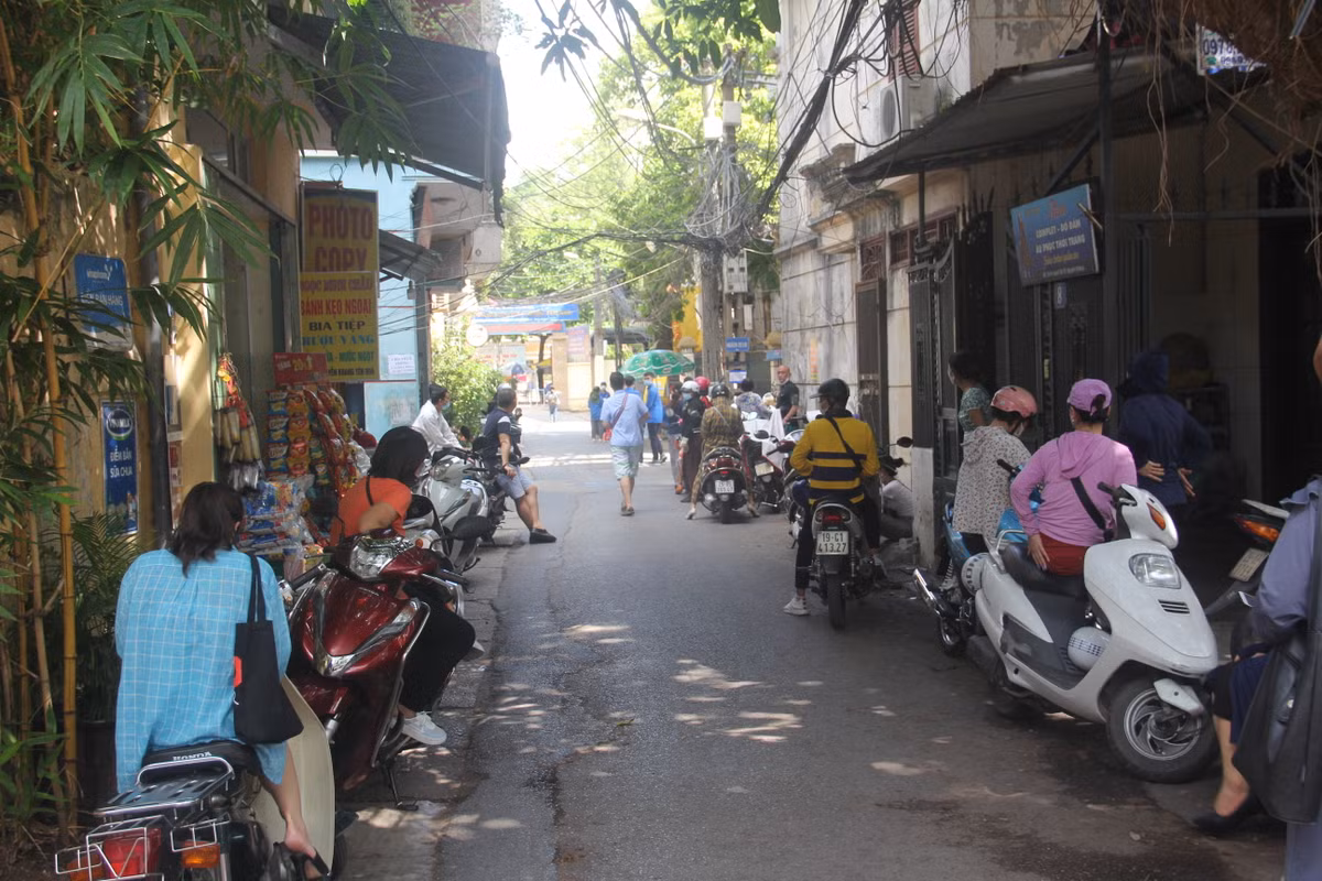 Phụ huynh chịu nắng nóng, xếp hàng dài chờ con em mình đăng ký dự thi.