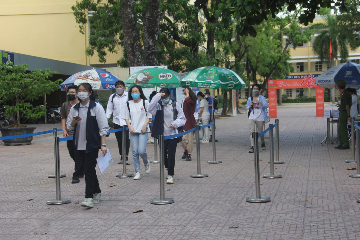 Các thí sinh được phân theo hàng, đảm bảo khoảng cách an toàn khi bước vào làm thủ tục thi.