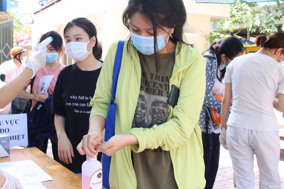 Trước khi bước vào phòng thi, các em học sinh đều được đo thân nhiệt, hướng dẫn rửa tay sát khẩn, và đeo khẩu trang.