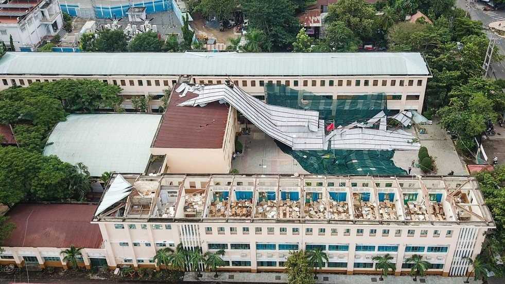  Trường bị sập mái, gần 2.000 học sinh được nghỉ học tại TP.HCM: Tối 31/10/2020, một cơn giông lốc lớn kéo sập toàn bộ mái tôn một dãy nhà gồm 15 phòng học của trường THPT Bình Phú (phường 10, quận 6, TP.HCM). Sự việc trên khiến gần 2000 học sinh phải nghỉ học 2 ngày để nhà trường khắc phục hậu quả. 