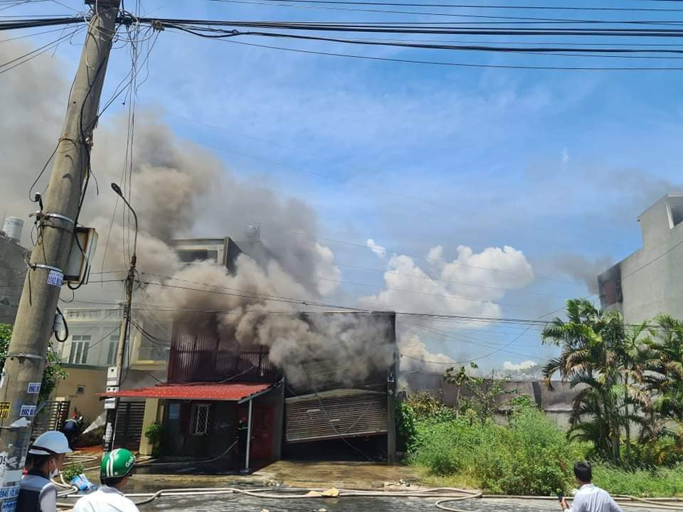  Cháy lớn tại khu nhà xưởng ở An Dương: Vụ cháy xảy ra vào khoảng hơn 12h trưa 10/7 tại khu nhà xưởng ở khu chung cư Hoàng Mai, xã Hồng Thái, huyện An Dương (Hải Phòng). Ngay sau khi nhận tin báo cháy, Công an huyện An Dương, TP Hải Phòng phối hợp với các cơ quan chức năng tổ chức khống chế đám cháy.