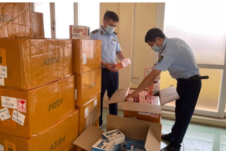  Bắt hàng vạn sản phẩm thuốc lá điện tử nhập lậu: Đội QLTT số 14 - Cục QLTT Hà Nội đã phối hợp Công an thành phố Hà Nội đột kích, kiểm tra cơ sở kinh doanh thuốc lá điện tử tại đại chỉ số 33 ngõ 12 Thạch Cầu, Long Biên, Hà Nội. Tại hiện trường, lực lượng chức năng thu giữ 15.000 sản phẩm thuốc lá điện tử các loại, đang được trưng bày, bày bán tại cửa hàng. 