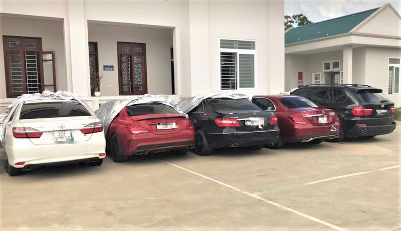  Triệt phá đường dây làm giả hơn 500 bộ giấy tờ ô tô hạng sang: Sáng 10/7, Công an TP Vinh, tỉnh Nghệ An, tiếp nhận và di lý Trần Huỳnh Đức (26 tuổi, trú thị trấn Nam Đàn, Nghệ An) từ Công an quận Hà Đông (Hà Nội) để điều tra hành vi "Làm giả tài liệu của cơ quan tổ chức". Trước đó, tháng 4/2020, Đức lên mạng xã hội đặt mua 50 con dấu của các cơ quan đăng ký, đăng kiểm xe cùng các mẫu phôi giấy tờ ô tô với giá khoảng 30 triệu đồng. &gt;&gt;&gt; Mời quý độc giả xem video: TP Hồ Chí Minh ngày đầu thực hiện cách ly xã hội