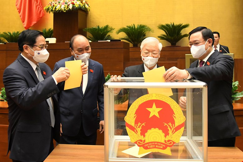 Từ cán bộ Ban Quản lý kinh tế tỉnh Quảng Nam - Đà Nẵng, ông trở thành Chánh Văn phòng UBND tỉnh Quảng Nam - Đà Nẵng. Từ 1993 đến 1996, ông làm Giám đốc Sở Du lịch kiêm Chủ tịch Hội đồng quản trị Khu du lịch Furama Đà Nẵng; Giám đốc Sở Kế hoạch và Đầu tư tỉnh Quảng Nam - Đà Nẵng.