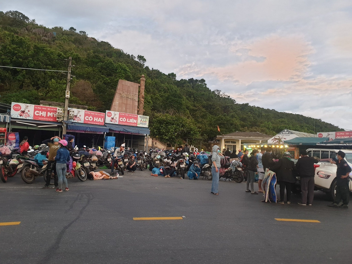 Trở về quê hương là cả một hành trình dài, nhưng người lao động này chỉ có thể tranh thủ mua các vật dụng cần thiết bên đường trước khi tiếp tục lên đường.