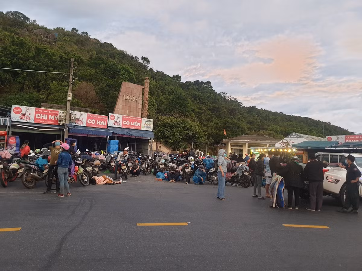 Trở về quê hương là cả một hành trình dài, nhưng người lao động này chỉ có thể tranh thủ mua các vật dụng cần thiết bên đường trước khi tiếp tục lên đường.