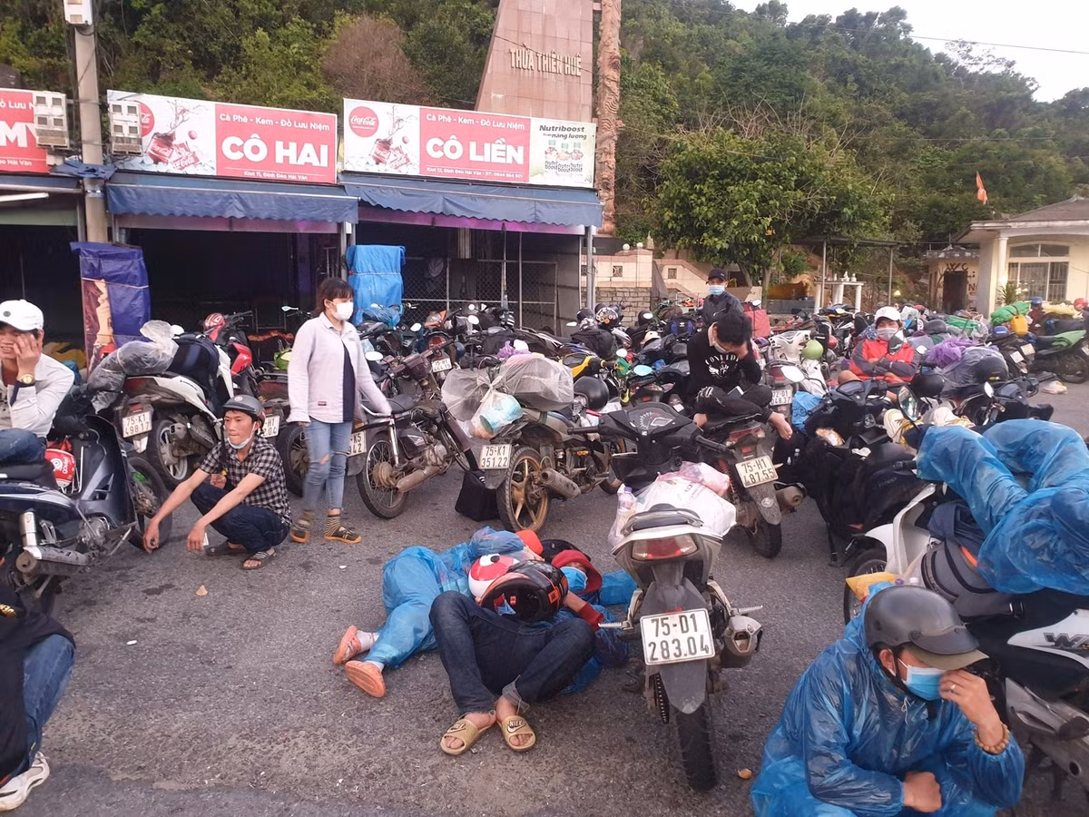 Nhiều người mệt mỏi nằm nghỉ ngay tại các điểm dừng.