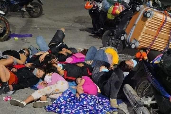 Việc rời nơi sinh sống và làm việc để về quê là điều không ai mong muốn. Vì đại dịch COVID-19, nhiều người đã phải đánh đổi rất nhiều, trong đó có cả công việc, tiền của và sự thiệt thòi của con cái.