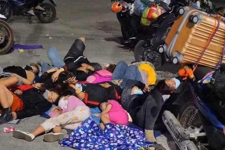 Việc rời nơi sinh sống và làm việc để về quê là điều không ai mong muốn. Vì đại dịch COVID-19, nhiều người đã phải đánh đổi rất nhiều, trong đó có cả công việc, tiền của và sự thiệt thòi của con cái.