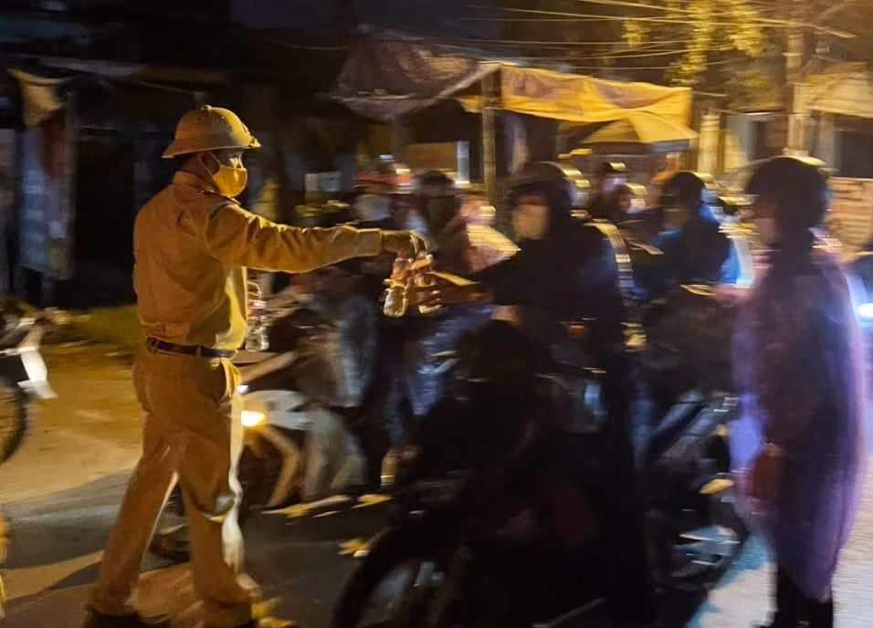 Họ được lực lượng chức năng phát bánh mì, nước uống...