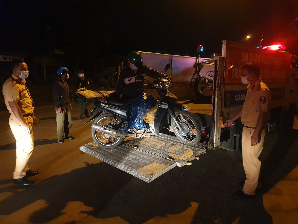 Hỗ trợ đưa xe bị sự cố đến nơi sửa chữa để người dân tiếp tục hành trình.