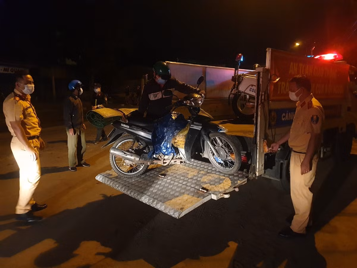 Hỗ trợ đưa xe bị sự cố đến nơi sửa chữa để người dân tiếp tục hành trình.