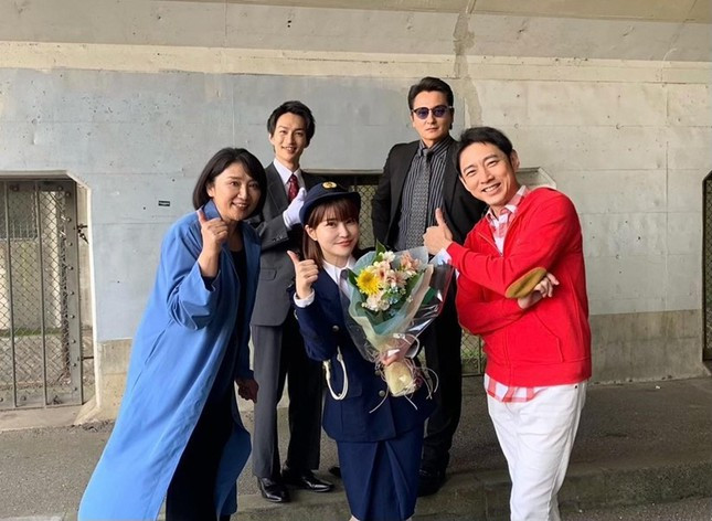 Tuy nhiên, khi truy tìm danh tính người đẹp, dân mạng mới phát hiện hóa ra cô không phải là cảnh sát thật, mà là ngôi sao Nhật Bản Asuka Kishi. Cô mặc quân phục là để tham gia một chương trình truyền hình có chủ đề về cảnh sát. 