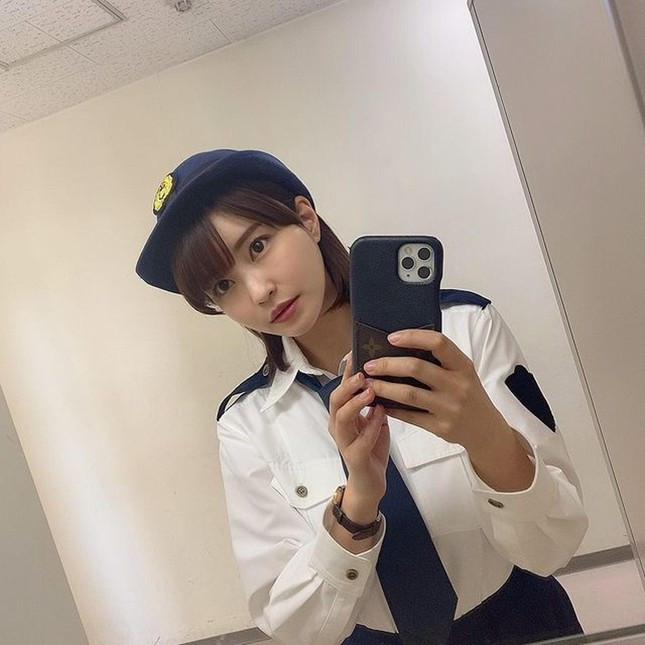 Không ít người ca ngợi cô là "nữ cảnh sát xinh đẹp nhất Nhật Bản". 