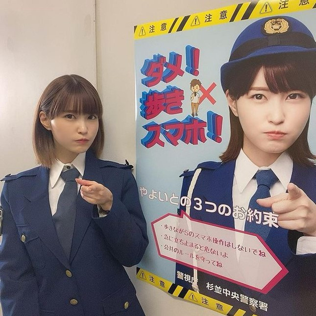 Bộ quân phục nghiêm túc không thể thể che đi vẻ ngoại thanh tú, dễ thương của cô gái, ngược lại càng khiến cô nổi bật và cuốn hút hơn. Kiểu tóc ngắn mái bằng và gương mặt "búng ra sữa" khiến nhiều chàng trai "phát cuồng". 