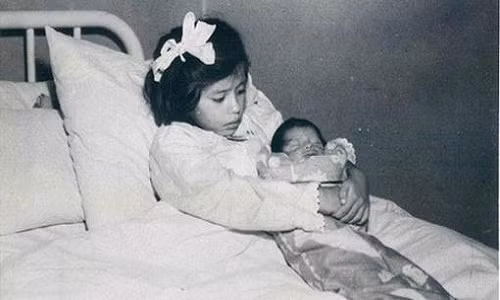 Su that giat minh ve cau chuyen be gai 5 tuoi da sinh con-Hinh-2