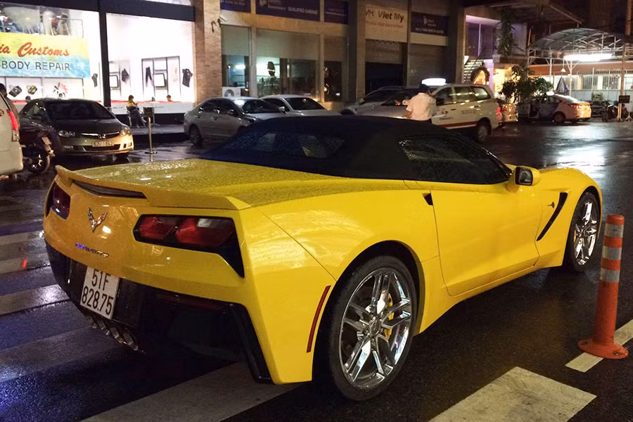 Thế hệ đầu tiên của những chiếc Corvette được sản xuất vào năm 1953 với tên mã C1 và đến nay chiếc xe thể thao cơ bắp Mỹ, đã trải qua 7 thế hệ, trong đó thế hệ mới, C7 được sản xuất từ năm 2014 và từng nổi tiếng khi bản concept xuất hiện trong siêu phẩm Transformer. 